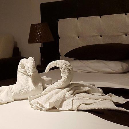 Hotel Livia Tirana Kültér fotó
