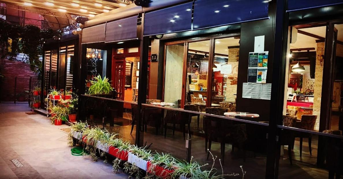 Hotel Livia Tirana Kültér fotó