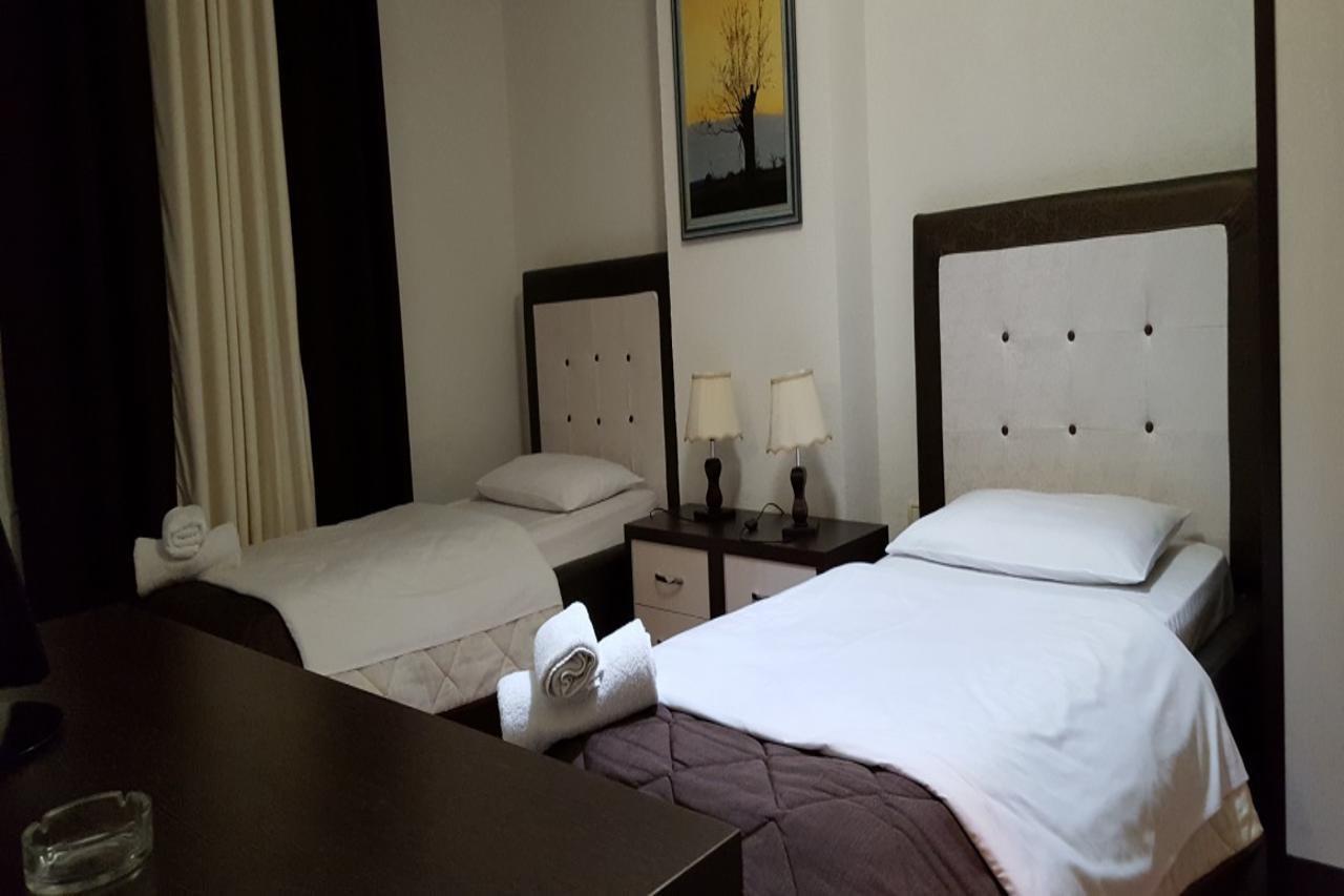 Hotel Livia Tirana Kültér fotó