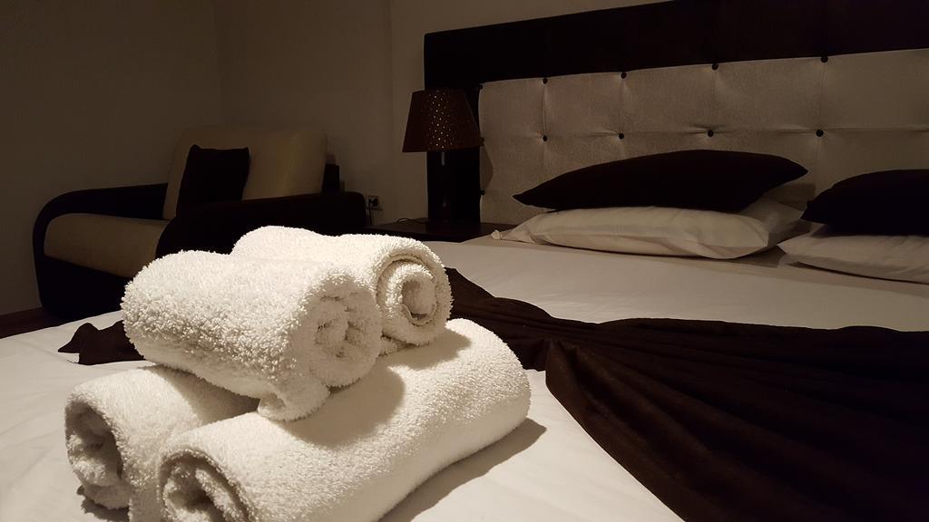 Hotel Livia Tirana Kültér fotó