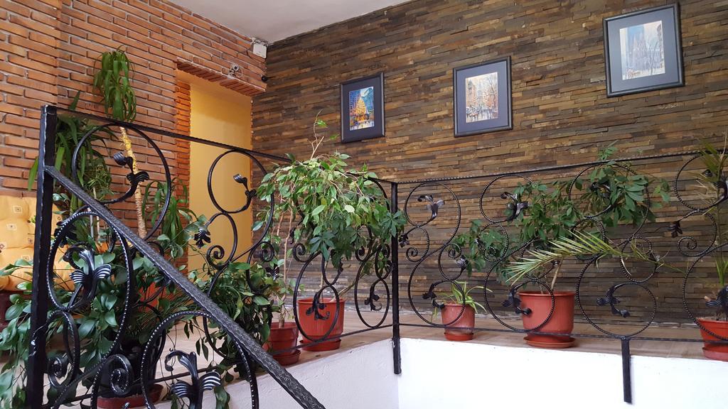 Hotel Livia Tirana Kültér fotó