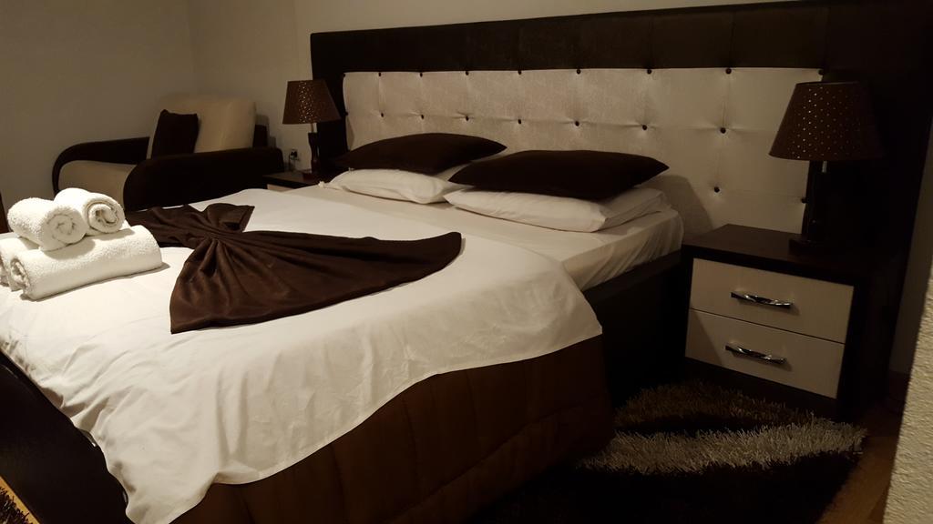 Hotel Livia Tirana Kültér fotó