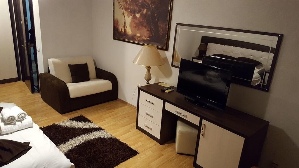 Hotel Livia Tirana Kültér fotó