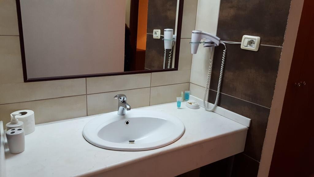 Hotel Livia Tirana Kültér fotó
