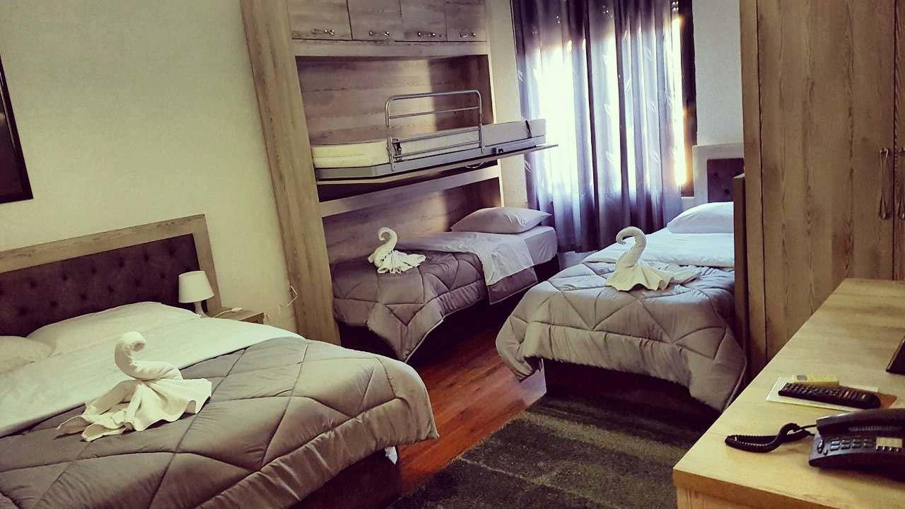 Hotel Livia Tirana Kültér fotó