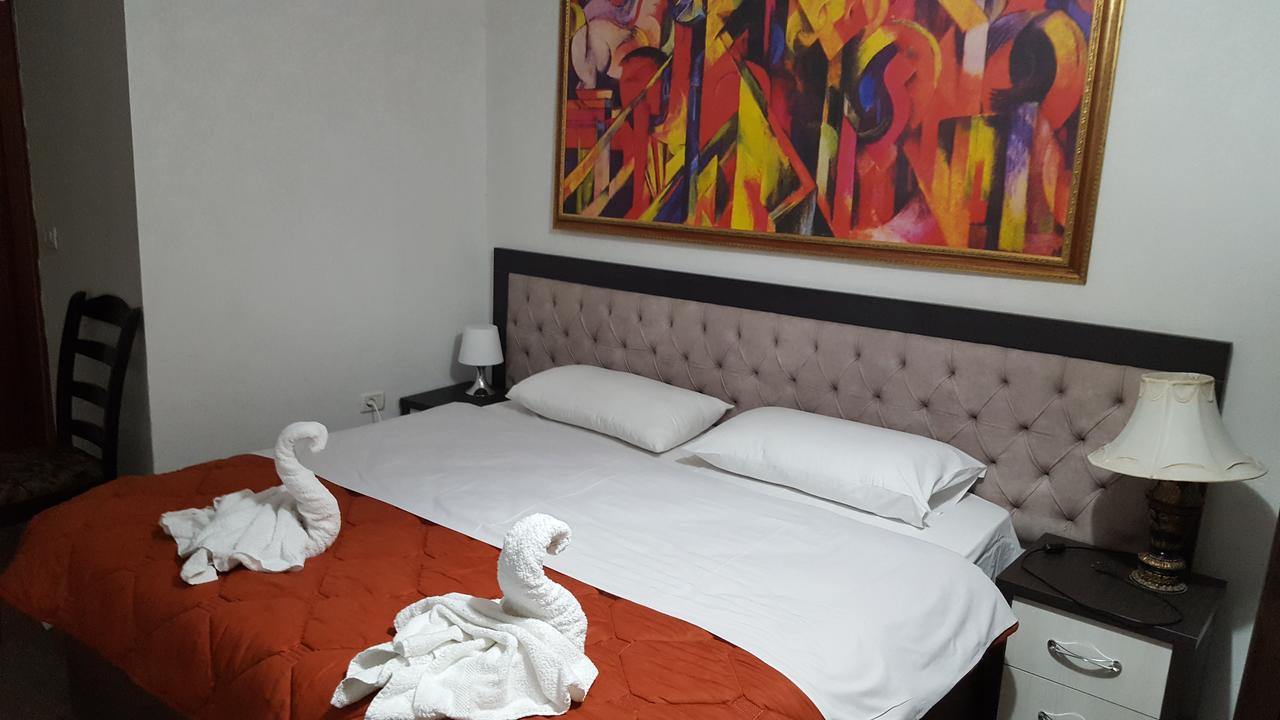 Hotel Livia Tirana Kültér fotó