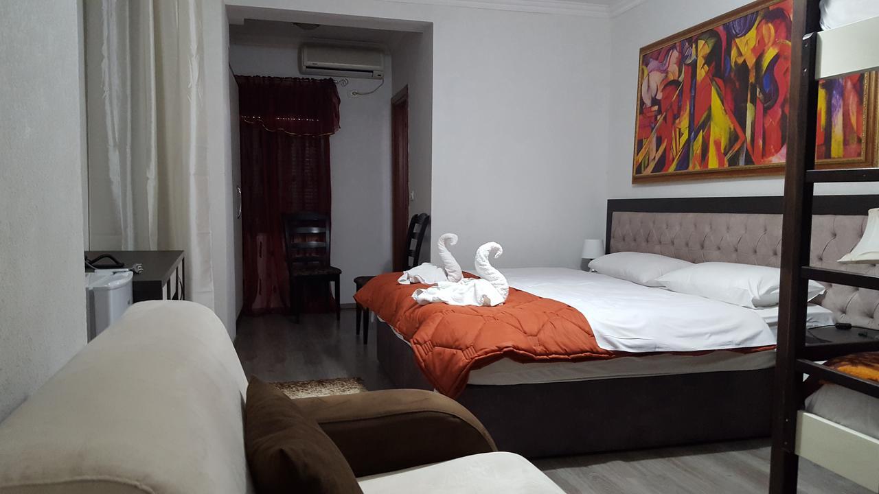 Hotel Livia Tirana Kültér fotó
