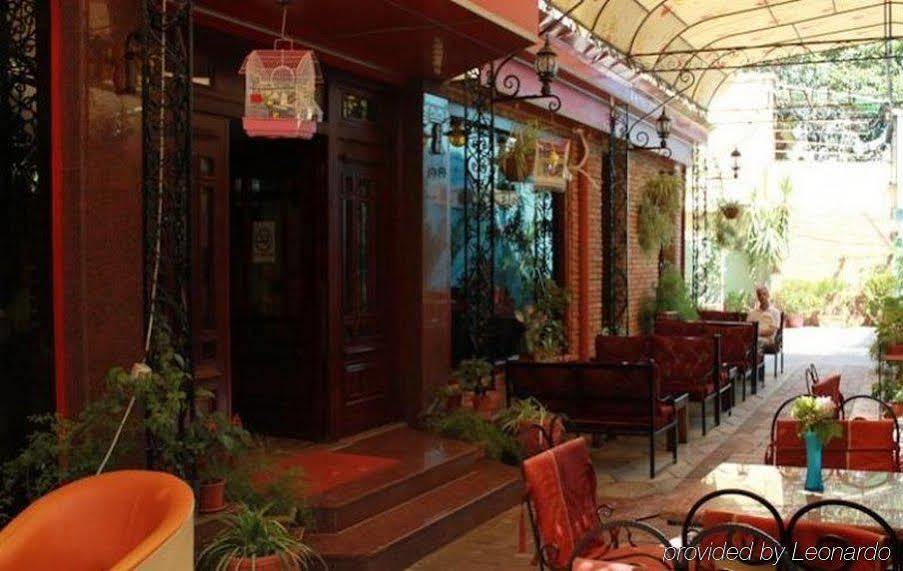 Hotel Livia Tirana Kültér fotó
