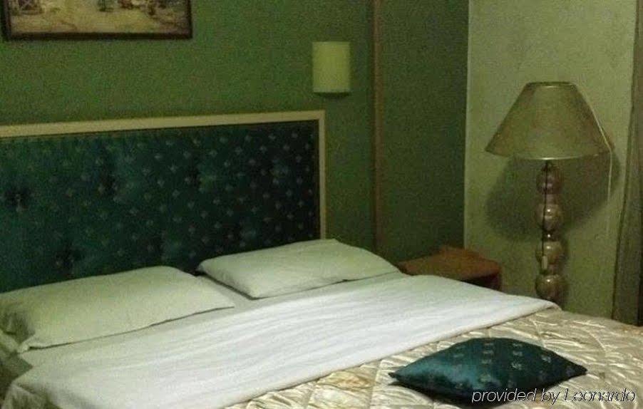 Hotel Livia Tirana Kültér fotó