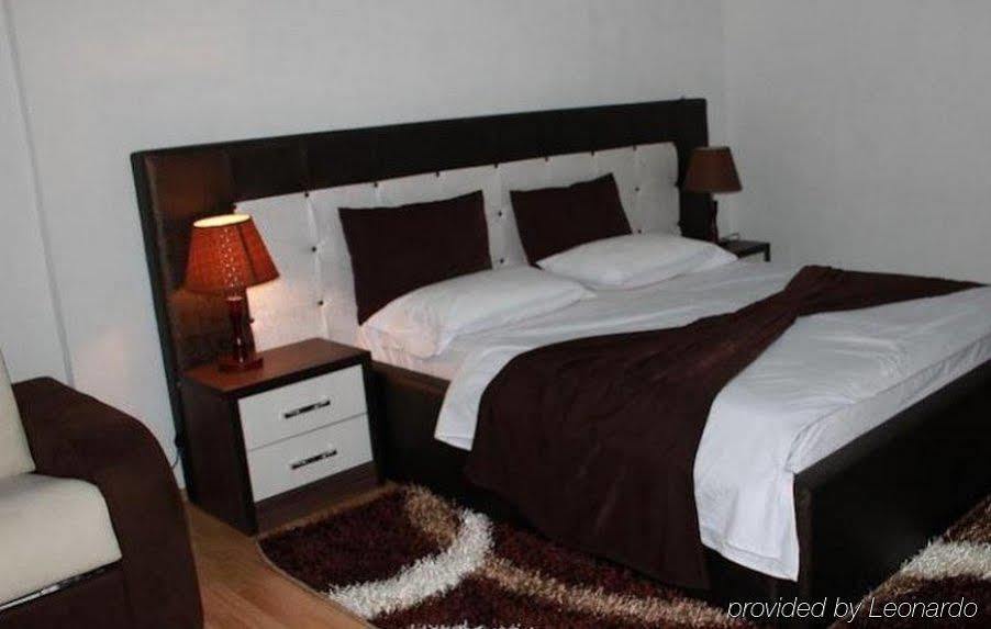 Hotel Livia Tirana Kültér fotó
