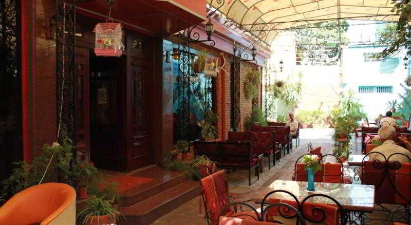 Hotel Livia Tirana Kültér fotó