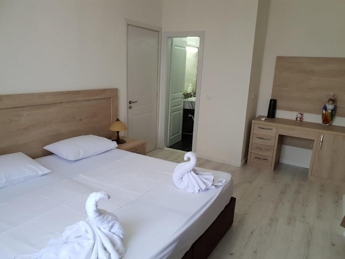 Hotel Livia Tirana Kültér fotó