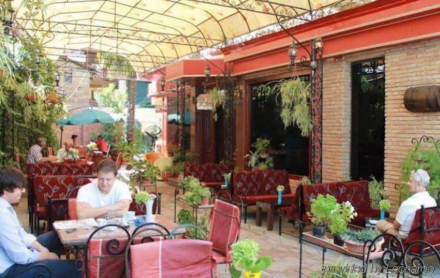 Hotel Livia Tirana Kültér fotó